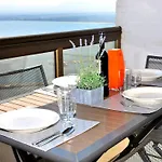 In With Sea & Mountain Views روساس
