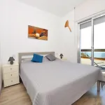 In With Sea & Mountain Views