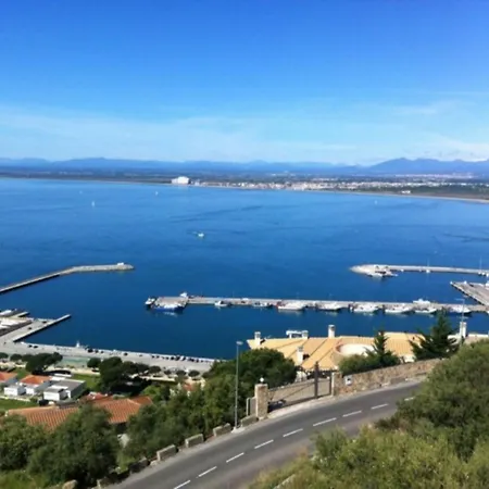 In With Sea & Mountain Views *